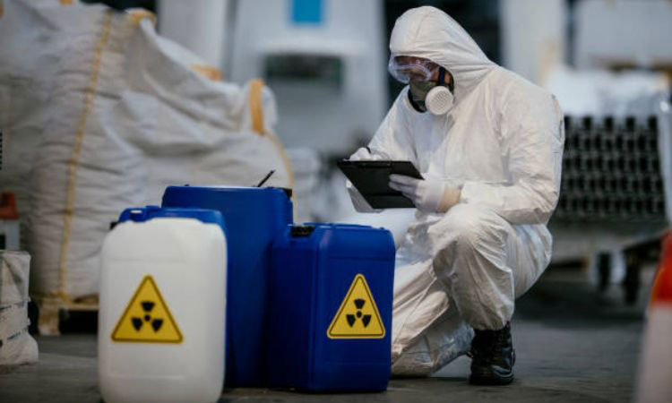 Chất thải nguy hại là gì? Giá xử lý và vận chuyển năm 2026