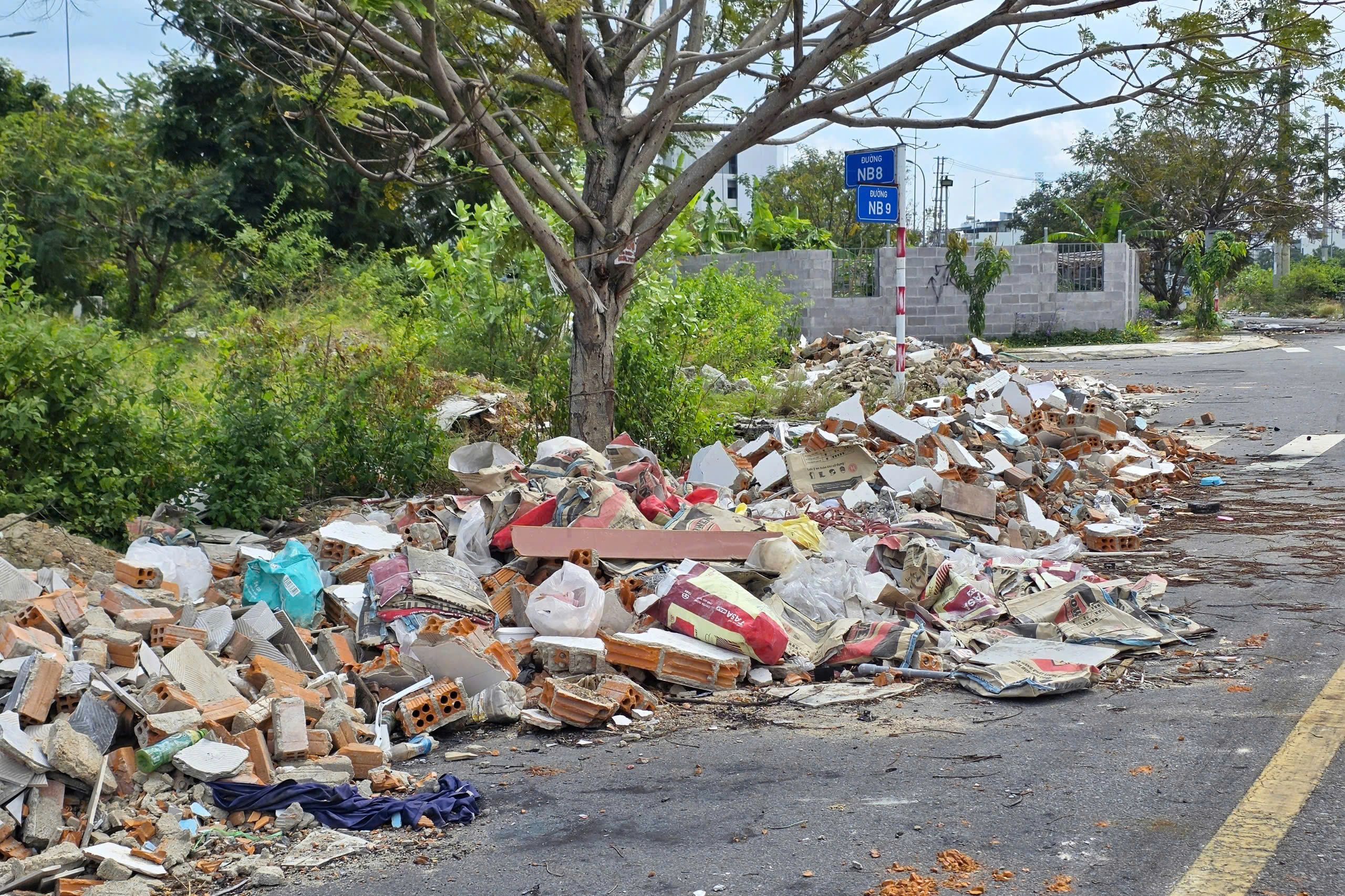 Rác thải xây dựng là gì? Giá vận chuyển, thu gom TPHCM 2026