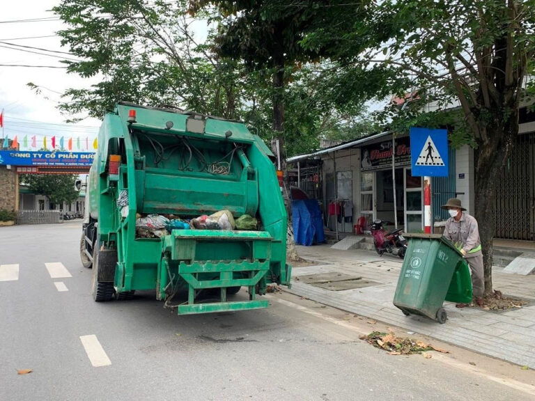 Rác thải sinh hoạt là gì? Giá thu gom, vận chuyển TPHCM 2026
