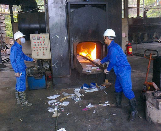 Chất thải nguy hại là gì? Giá xử lý và vận chuyển năm 2026 17 Chất thải nguy hại là gì? Giá xử lý và vận chuyển năm 2026