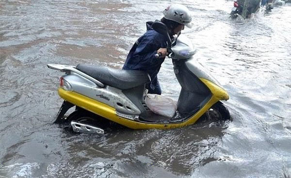 xe máy ra khói trắng